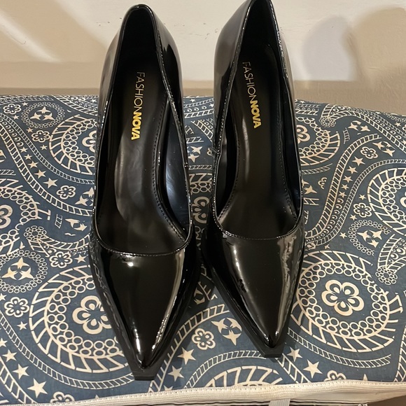 Black shiny Pump heels size 9. - Picture 2 of 5